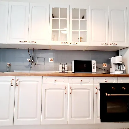 Zoey Apartment *