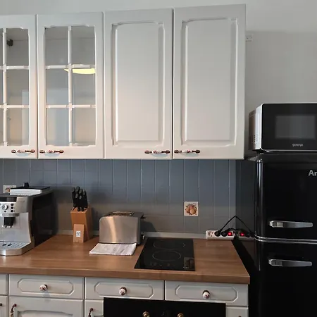 Zoey Apartment *