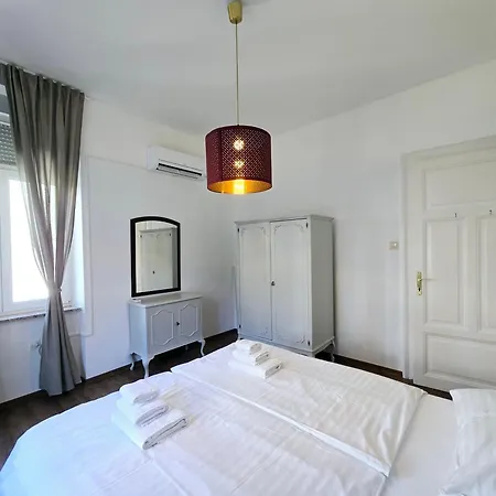 Zoey Apartment